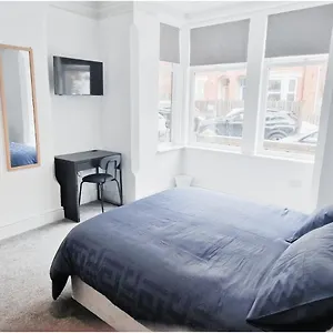 Double In Modern House Near Apartment Nottingham