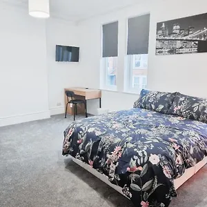 Spacious In Modern House Near Apartment Nottingham