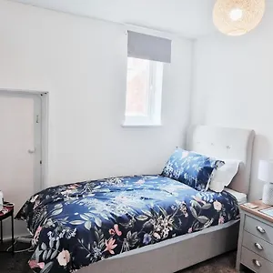 Single In Modern House Near Apartment Nottingham